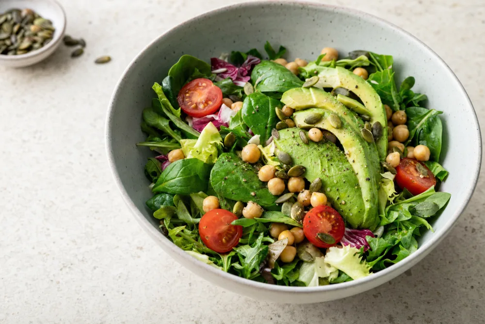 Frisse kantoor-lunchsalade met groente en peulvruchten