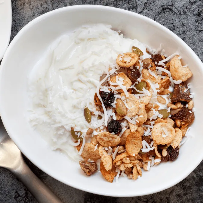 Griekse yoghurt met zelfgemaakte muesli en honing