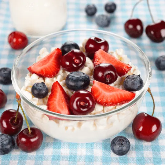 Cottage cheese met vers fruit en noten